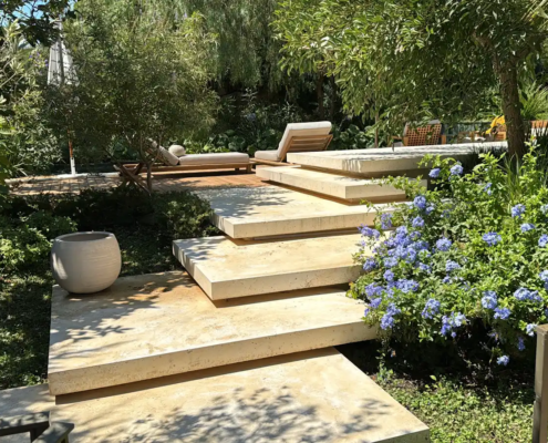 Escalier en pierre naturelle bordé de plumbago